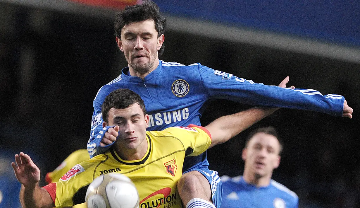 Yuri Zhirkov. Bek kiri Rusia berusia 38 tahun yang kini berstatus tanpa klub usai meninggalkan klub Rusia Khimki di akhir musim 2021/2022 ini pernah menjadi bagian Chelsea saat didatangkan dari CSKA Moscow pada awal musim 2009/2010 dengan nilai transfer 21 juta euro atau kini setara Rp320 miliar. Bertahan selama 2 musim, ia total tampil dalam 49 laga di semua ajang dengan torehan 1 gol dan 11 assist. (AFP/Carl De Souza)