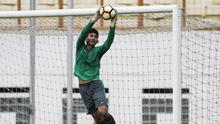 Kiper Timnas Indonesia U-19, Gianluca Pagliuca, menangkap bola saat latihan di Stadion Wibawa Mukti, Bekasi, Senin (16/10//2017). Persiapan ini dilakukan jelang kualifikasi Piala Asia U-19. (Bola.com/Vitalis Yogi Trisna)