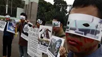 Aksi Aktivis Korlap menolak dana aspirasi bagi anggota DPR sebesar Rp 15 milyar didepan Gedung Parlemen, Senayan, Jakarta Selatan, Selasa (8/6).(Antara) 