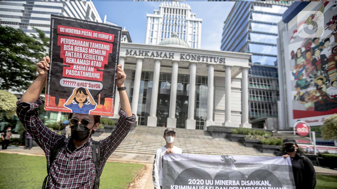 Aksi Simbolik Aktivis Terkait Minerba di MK