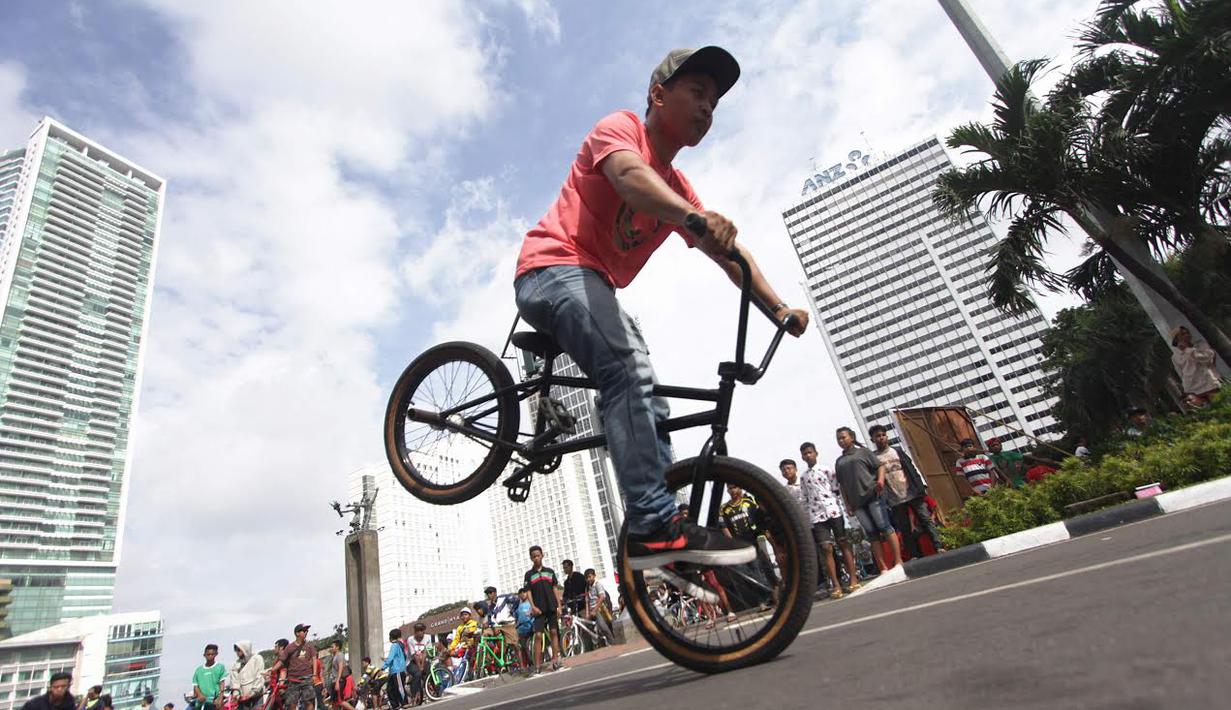 Saat car free day Aksi freestyle sepeda BMX menjadi pusat perhatian sejumlah warga, Jakarta, Minggu (14/12/2014) ( Liputan6.com/Faizal Fanani)