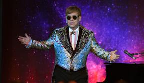 Sir Elton John tampil menyanyi sebelum mengadakan konferensi pers di New York (24/1). Dalam kesempatan tersebut, legenda pop Elton John mengumumkan akan mengadakan sebuah tur terakhir. (AFP/Timothy A. Clary)