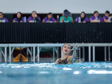 Atlet renang indah DKI Jakarta, Hilda Tri Julyandra saat tampil dalam nomor open women solo free final renang artistik Kejurnas Akuatik 2026 di Stadion Akuatik Gelora Bung Karno, Senayan, Jakarta, Selasa (05/05/2026). (Bola.com/Bagaskara Lazuardi)