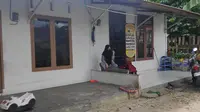 Belum ada keterangan resmi dari kepolisian terkait penangkapan pria ini, apakah terduga teroris atau tindak pidana lainnya. Namun, di lokasi ada petugas Babinsa mengumpulkan informasi setelah tahu ada penangkapan tersebut. (Liputan6.com/M Syukur)