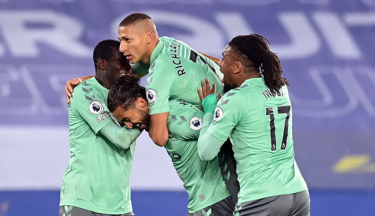 Striker Everton, Richarlison, merayakan gol yang dicetaknya ke gawang Leicester City pada laga lanjutan Liga Inggris di King Power Stadium, Kamis (17/12/2020) dini hari WIB. Everton menang 2-0 atas Leicester City. (AFP/Michael Regan/pool)