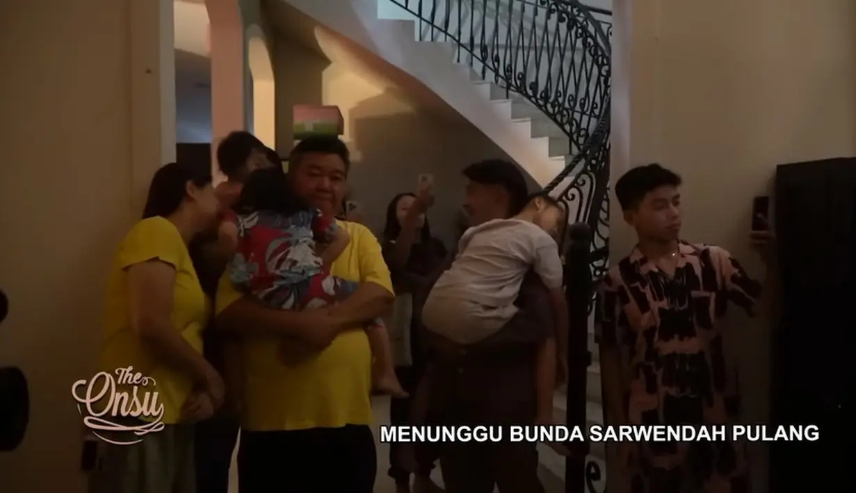 Semua berkumpul menunggu mantan anggota Cherrybelle pulang. Dua anak perempuan Ruben-Wendah, Thalia dan Thania pun tampak digendong. [Youtube/The Onsu Family]
