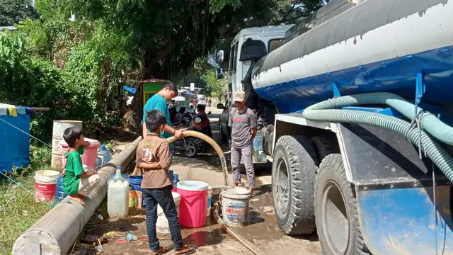 Suplai air bersih dari PDAM Mamuju ke penyintas gempa di Jalan Juanda, Kota Mamuju, Rabu (20/01/2021). (Foto: Heri Susanto/ Liputan6.com).