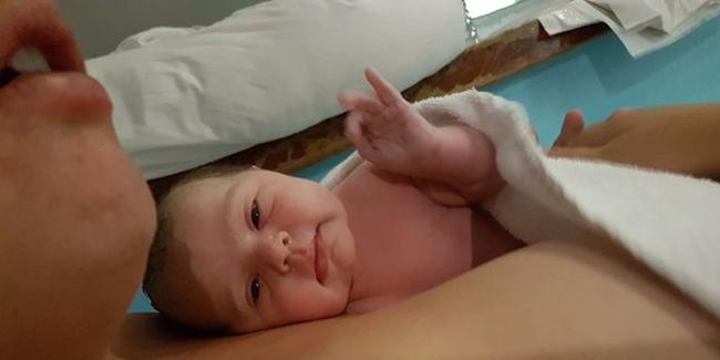 Lucu ya, jari-jarinya membentuk tanda OK. | Foto: copyright today.com