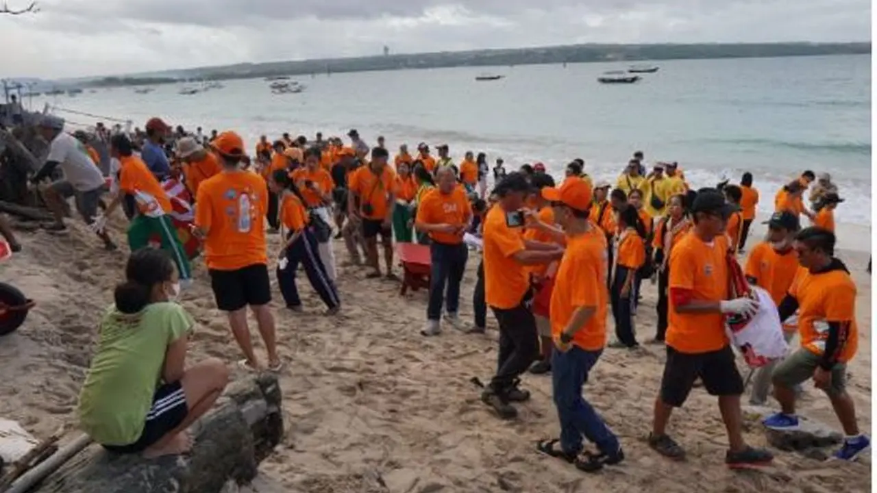 Aksi Nyata Mengalirkan Kemurnian serta Kesegaran dengan Membersihkan Pantai Bali!