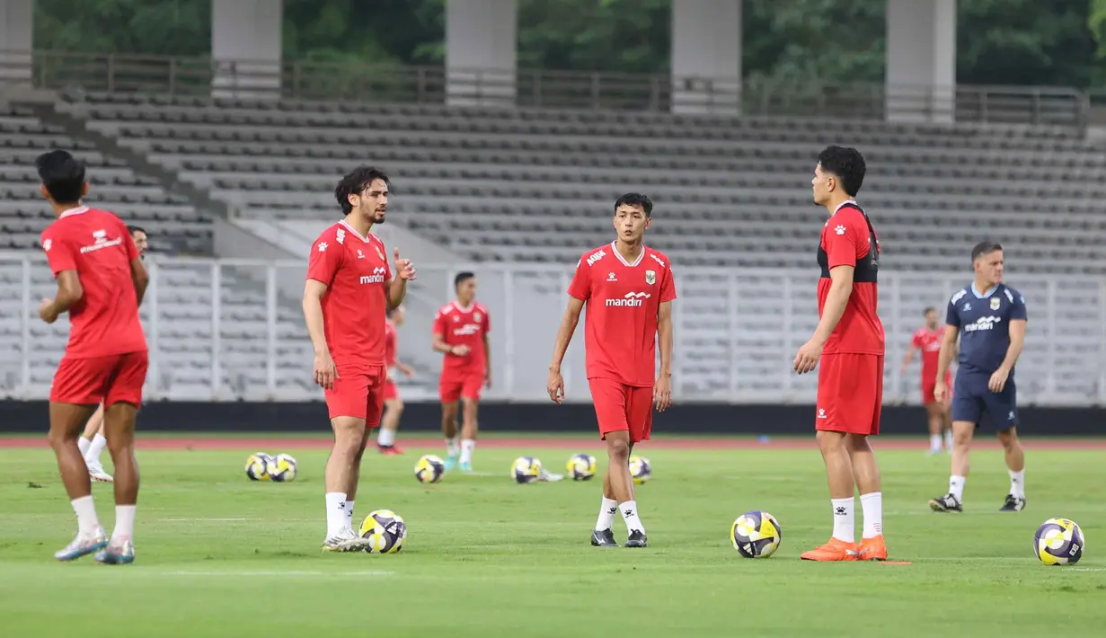 Para pemain Timnas Indonesia menggelar sesi latihan resmi jelang melawan Saint Kitts and Nevis pada laga perdana FIFA Series 2026 di Stadion Madya, Kompleks Gelora Bung Karno, Jakarta, Kamis (26/3/2026). (Bola.com/M Iqbal Ichsan)