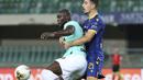 Striker Inter Milan, Romelu Lukaku, berebut bola dengan pemain Hellas Verona pada laga lanjutan Serie A di Stadion Antonio Bentegodi, Jumat (10/7/2020) dini hari WIB. Inter Milan bermain imbang 2-2 atas Hellas Verona. (Paola Garbuio/LaPresse via AP)