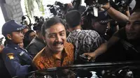 Menpora Andi Malarangeng keluar dari Gedung KPK, Jakarta, Selasa (31/5). Andi diperiksa KPK sebagai saksi kasus dugaan suap pembangunan wisma atlet SEA Games dengan tersangka Wafid Muharam.(Antara) 