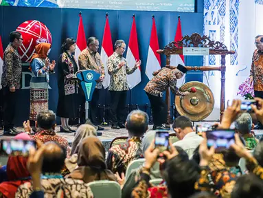 Wakil Presiden Ma'ruf Amin (kedua kanan) bersama Menteri Keuangan Sri Mulyani (kiri), Gubernur Bank Indonesia (BI) Perry Warjiyo (kedua kiri), Ketua Dewan Komisioner OJK Mahendra Siregar (ketiga kiri), dan Direktur Utama BEI Iman Rachman (kanan) meresmikan pembukaan perdagangan Bursa Efek Indonesia (BEI) tahun 2024 di Jakarta, Selasa (2/1/2024). (Liputan6.com/Faizal Fanani)