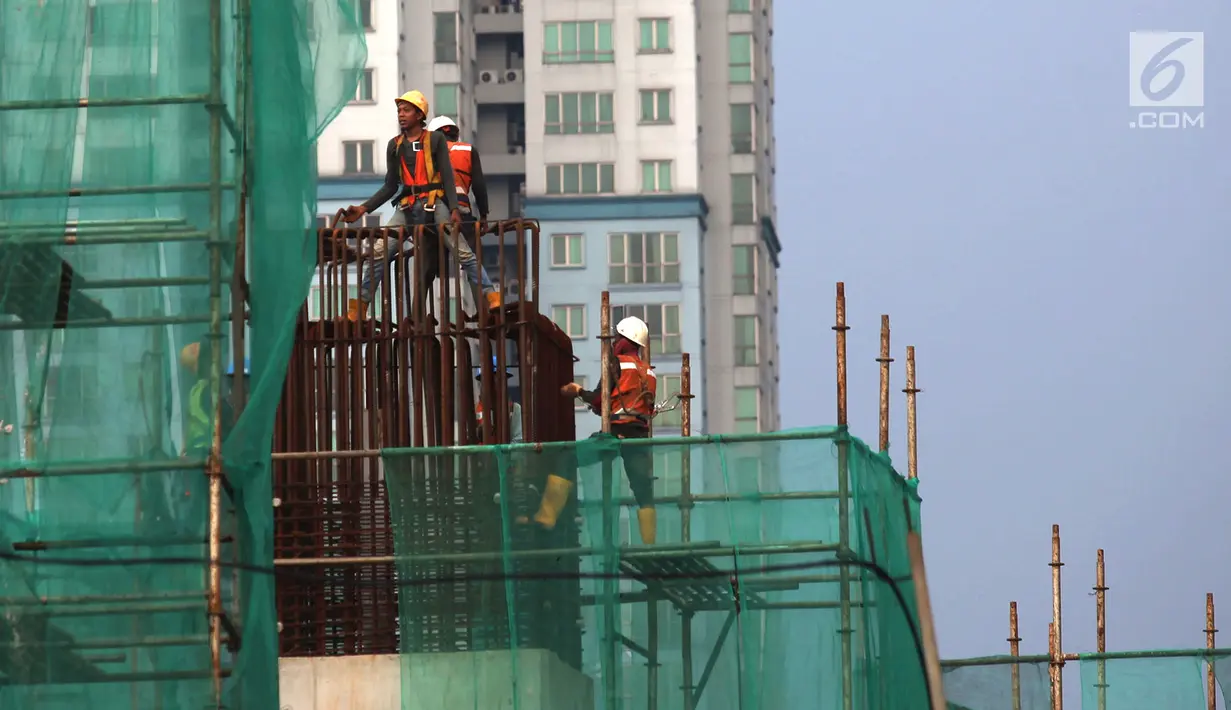Pekerja menyelesaikan proyek pembangunan gedung dan jalan di Jakarta, Sabtu (10/11). Selain memberi sertifikasi, Kementerian PUPR juga memberi bimbingan teknis keahlian kepada 208 peserta. (Merdeka.com/Imam Buhori)