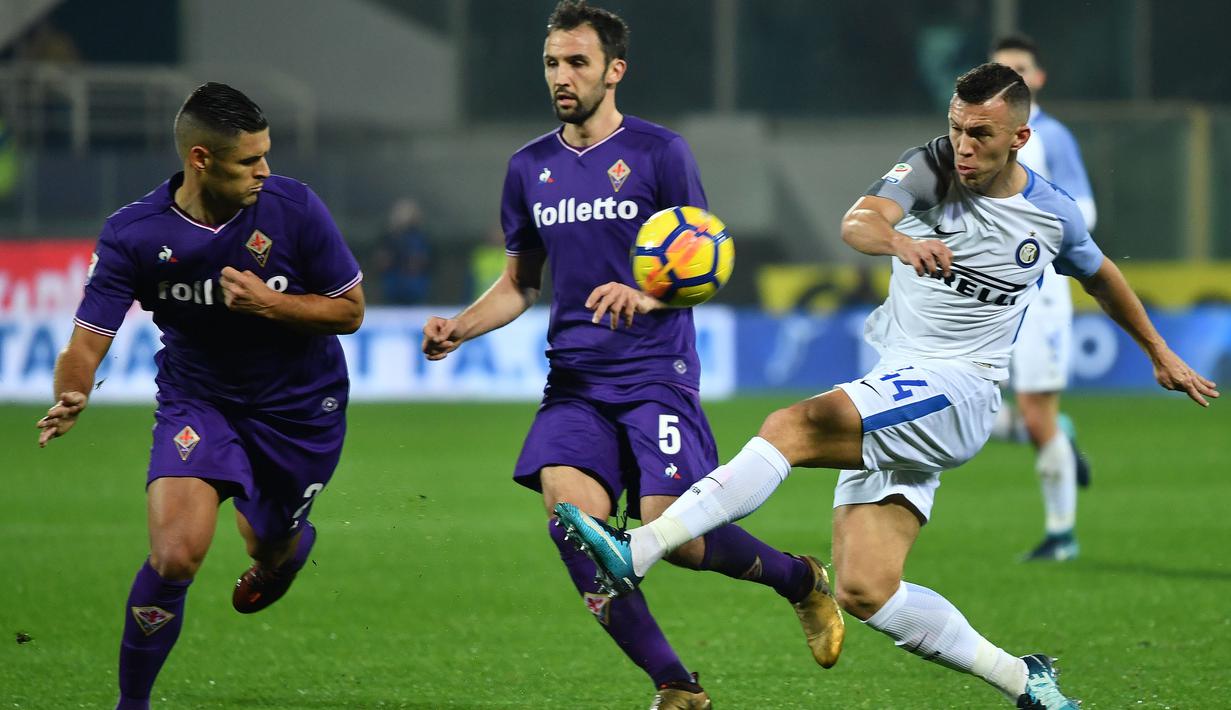 Pemain Inter Milan, Ivan Perisic (kanan) melepaskan tembakan melewati para pemain Fiorentina pada laga Serie A di Artemio Franchi Stadium, Florence, (5/1/2018). Inter bermain imbang 1-1 dengan Fiorentina. (AFP/Alberto Pizzoli)