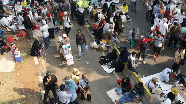 Massa Aksi Sidang MK Bertahan di Jalan Medan Merdeka Barat