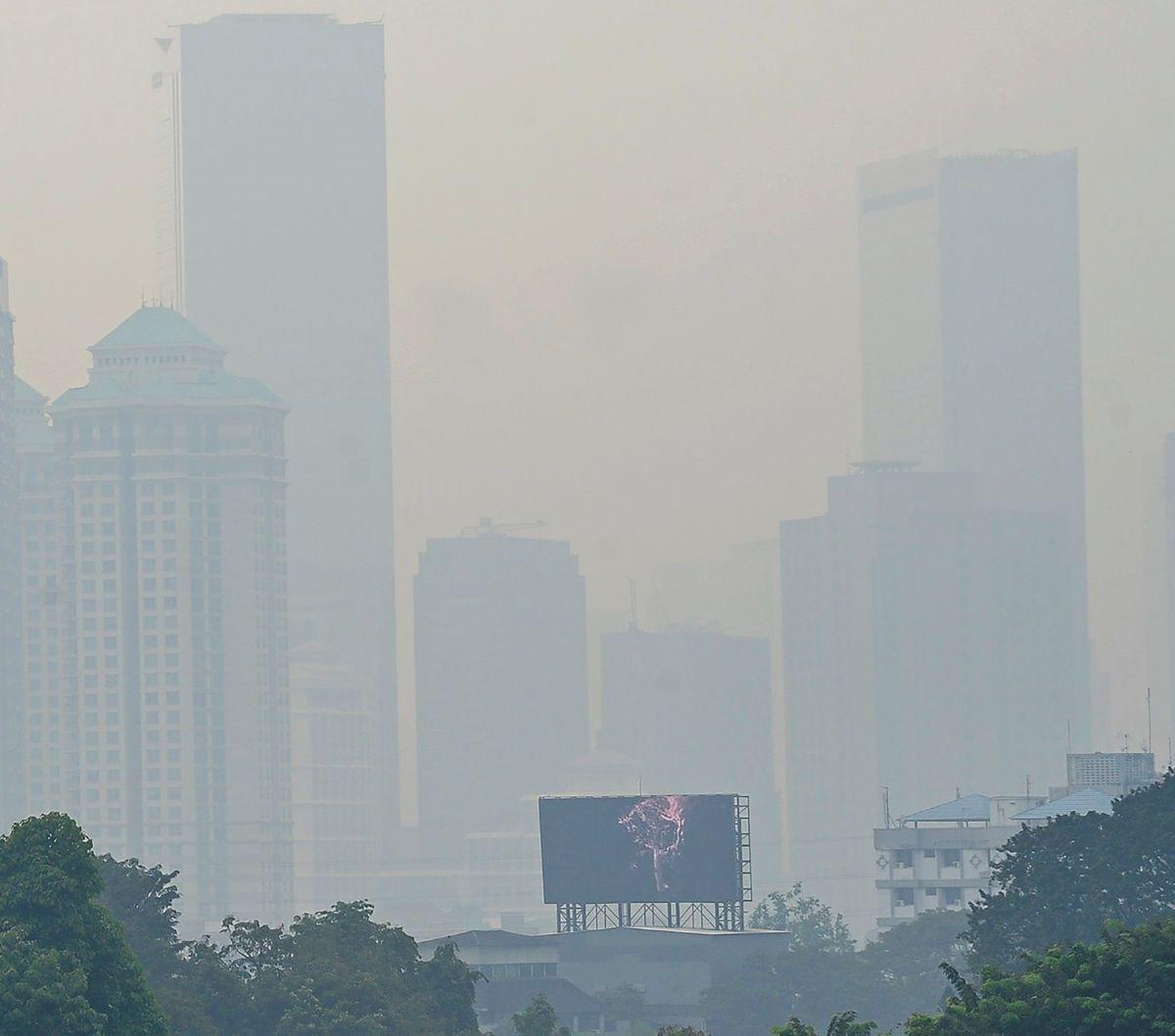 Kualitas udara di Jakarta masuk kategori tidak sehat&nbsp;bagi kelompok sensitif pada Senin pagi. Jakarta menduduki peringkat ke-12 sebagai kota dengan udara terburuk di dunia.