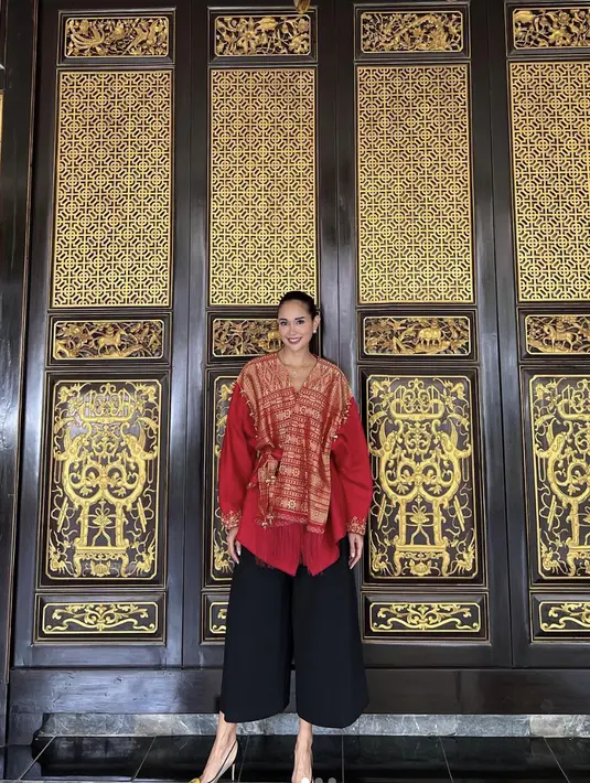 Mewah dengan wastra nusantara, Loemongga tampil memikat dengan atasan terstruktur bernuansa emas dan merah karya desainer ternama, Mel Ahyar. [Foto: Instagram/ Loemongga]