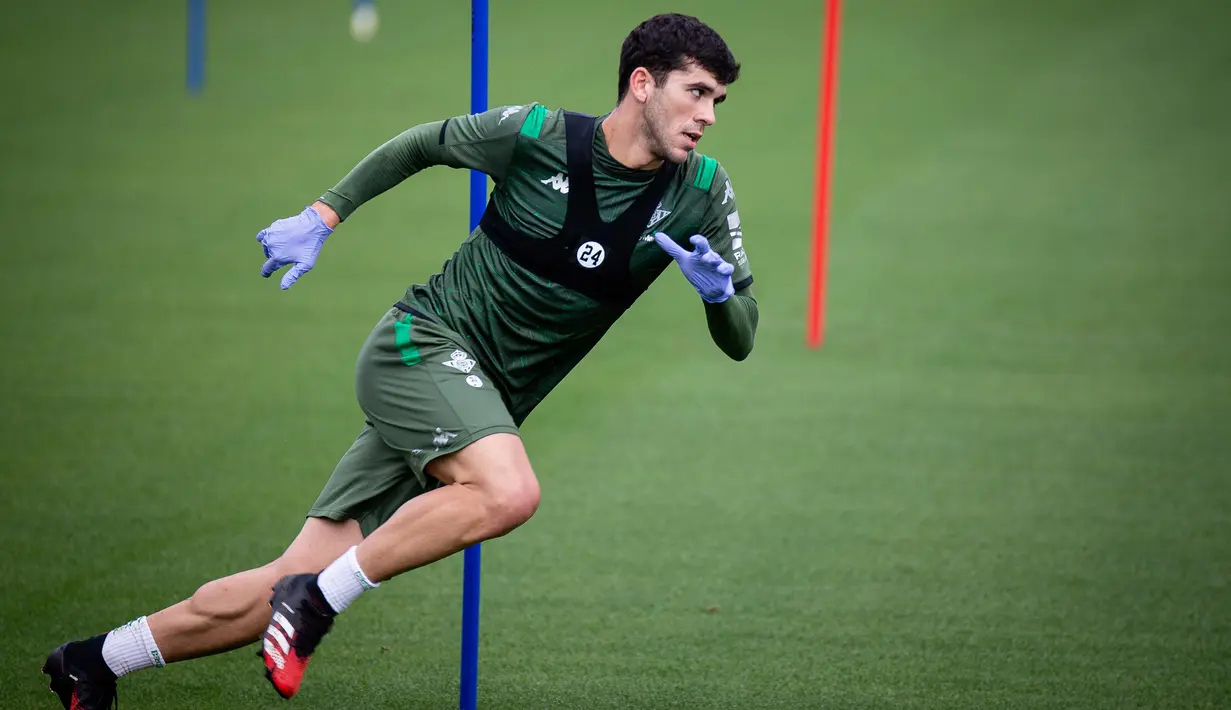 Pemain Real Betis, Carles Alena, ketika mengikut sesi latihan di Luis del Sol, Sevilla, Senin (11/5/2020). Sejumlah klub di Spanyol memulai latihan seiring rencana akan kembali bergulirnya kompetisi La Liga musim ini. (AFP/Real Betis/Fernando Ruso)