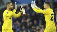 Manajer Chelsea, Mauricio Pochettino, mengonfirmasi akan memainkan Djordje Petrovic pada laga melawan Sheffield United di Premier League 2023/2024 (16/12/2023) karena Robert Sanchez masih cedera. (AP Photo/Jon Super)