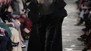 Gigi Hadid berjalan di atas catwalk mengenakan busana karya Max Mara selama Autumn / Winter 2017 di Milan Fashion Week, Italia (23/2). Gigi Hadid tampil cantik dan seksi dengan busana tipis berwarna hitam. (AP Photo / Luca Bruno)