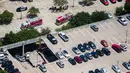 Mobil pemadam kebakaran berada di lokasi tempat parkir dua lantai yang runtuh di Irving, Texas, Selasa (31/7). Setidaknya lebih dari 20 mobil ada saat kejadian tersebut. (Ashley Landis/The Dallas Morning News via AP)