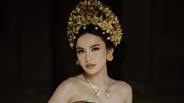 Mahalini Raharja saat prewedding memakai kalung titanium dengan pakaian adat Bali