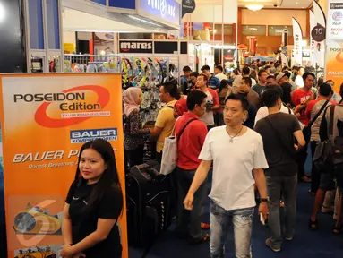 Ratusan pengunjung memadati ruas jalan pada pameran Deep & Extreme Indonesia 2016 di JCC, Jakarta, Sabtu (2/4/2016). Pameran ini juga memasarkan kelengkapan olahraga ekstrim. (Liputan6.com/Helmi Fithriansyah)