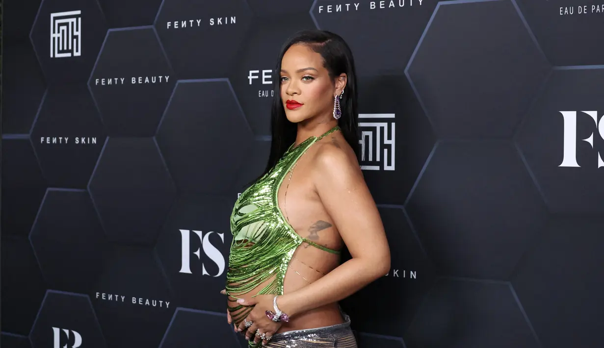 Rihanna berpose saat perayaan produk kecantikannya Fenty Beauty dan Fenty Skin di Goya Studios, Los Angeles, California, Amerika Serikat, 11 Februari 2022. Rihanna diketahui tengah hamil anak pertama dengan kekasihnya, A$AP Rocky. (Mike Coppola/Getty Images/AFP)