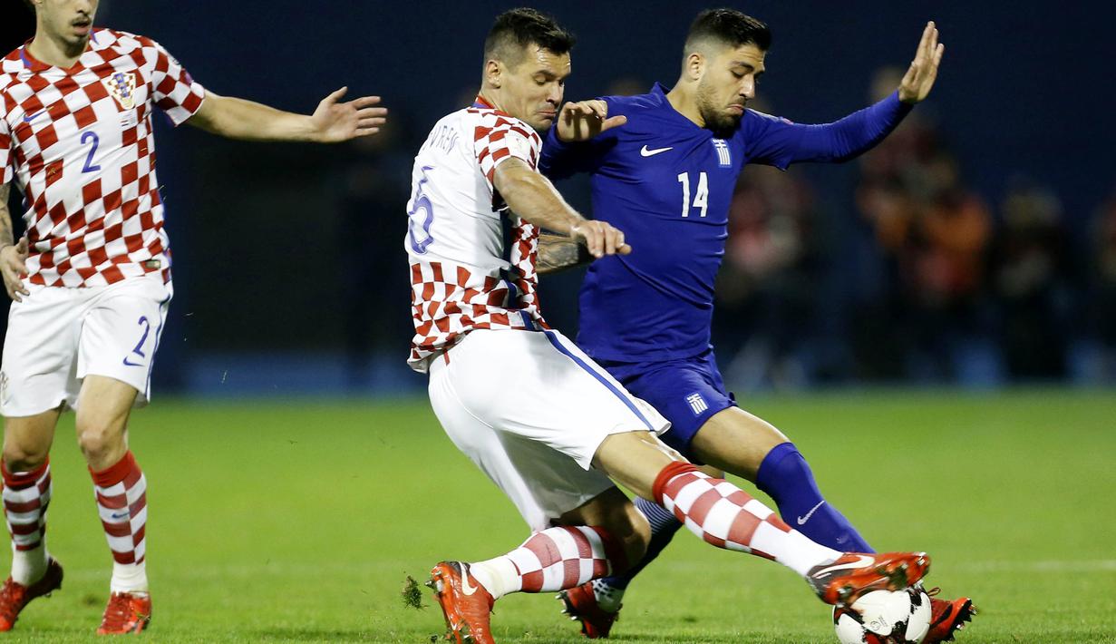 Bek Kroasia, Dejan Lovren, berusaha menghadang gelandang Yunani, Tasos Bakasetas, pada laga leg pertama playoff Piala Dunia 2018 di Stadion Maksimir, Kamis (9/11/2017). Kroasia menang 4-1 atas Yunani. (AP/Darko Bandic)