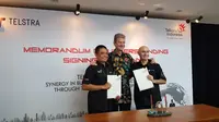 Telkom dan Telstra menandatangani nota kesepahaman pertukaran talent (karyawan) di Jakarta, Jumat (25/8/2017). (Liputan6.com/Corry Anestia)