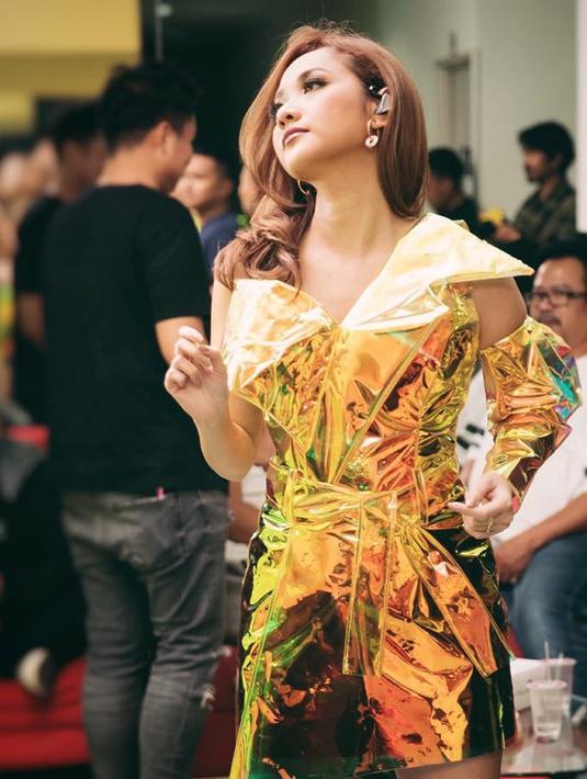 Wanita 39 tahun itu juga percaya diri dengan baju warna terang. Kali ini, ia tampil dengan dress berbahan mengkilat yang memiliki desain bagian lengan terbuka. Bunga Citra Lestari tampak makin menawan. (Liputan6.com/IG/@bclsinclair)