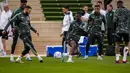 Penyerang Real Madrid Karim Benzema bermain dengan bola di sebelah Eduardo Camavinga saat sesi latihan  jelang berhadapan dengan wakil Asia, Al-Hilal pada final Piala Dunia Antarklub 2022, di Rabat, Maroko, Jumat (10/2/2023). Lawan Madrid di final adalah Al Hilal, klub Arab Saudi yang dinominasikan oleh AFC untuk turnamen ini. (AP Photo/Manu Fernandez)
