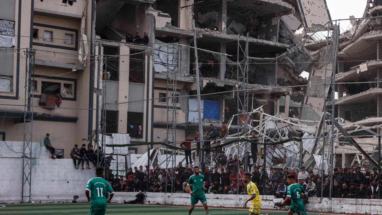 FOTO: Sepak Bola Hidupkan Harapan di Reruntuhan Gaza
