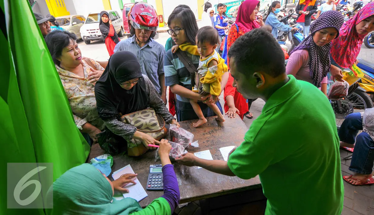 Warga antusias membeli sejumlah kebutuhan di pasar murah yang digelar PD Pasar Jaya, Jakarta, Kamis (9/6/2016). Operasi pasar murah sendiri menjual telur ayam Rp21 ribu/kg,daging sapi Rp85 ribu/kg. (Liputan6.com/Yoppy Renato)