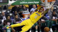 Aksi pemain Los Angeles Lakers, Kyle Kuzma usai melakukan dunk saat melawan Boston Celtics pada laga NBA basketball game di TD Garden, Boston, (8/11/2017). Celtics menang 107-96.  (AP/Winslow Townson)