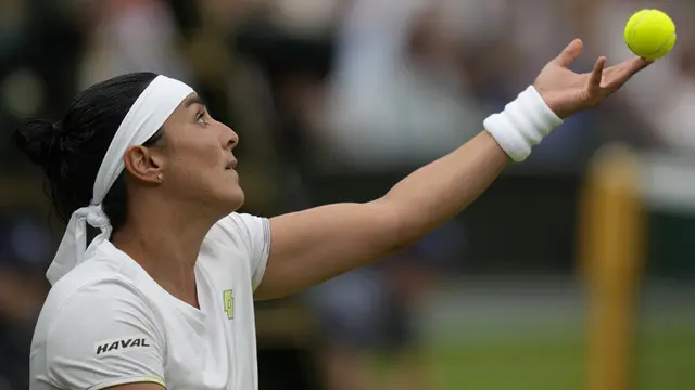 Foto: Taklukkan Ons Jabuer di Final Wimbledon 2023, Marketa Vondrousova Jadi Pemain Non-Unggulan Pertama yang Sabet Gelar Juara