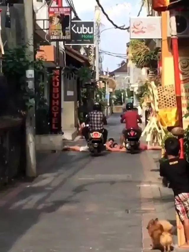 8 Potret Tingkah Kocak Bule saat Liburan di Indonesia Ini Viral