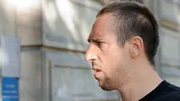 Gelandang Timnas Prancis Franck Ribery tiba Kantor Pencegahan Pelacuran di Paris, 20 Juli 2010. Polisi meminta keterangan Ribery dan Karim Benzema terkait skandal seks yang mellibatkan gadis di bawah umur. AFP PHOTO / BERTRAND GUAY 