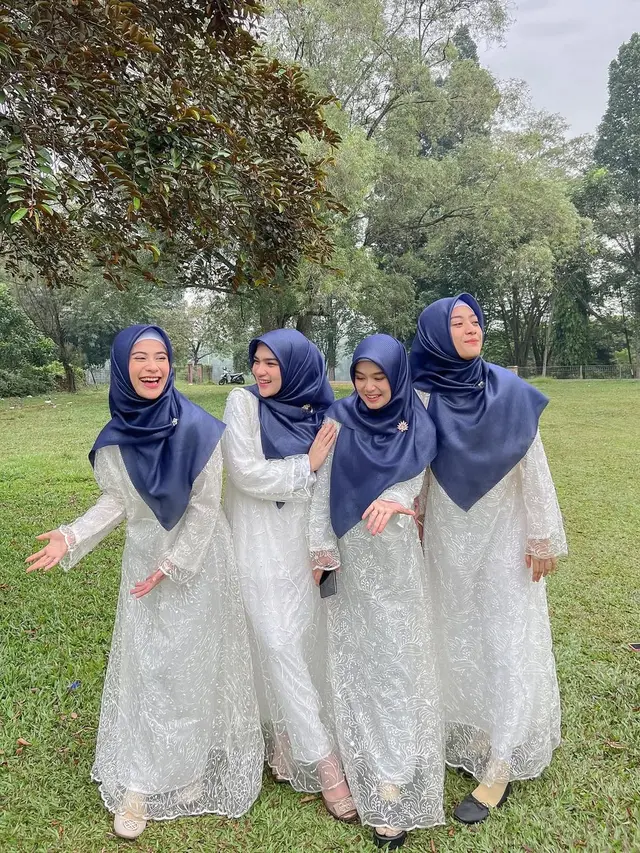 Outfit Davina Karamoy saat Pakai Gamis (dua dari kiri) (Foto: Instagram @davinaakaramoy)