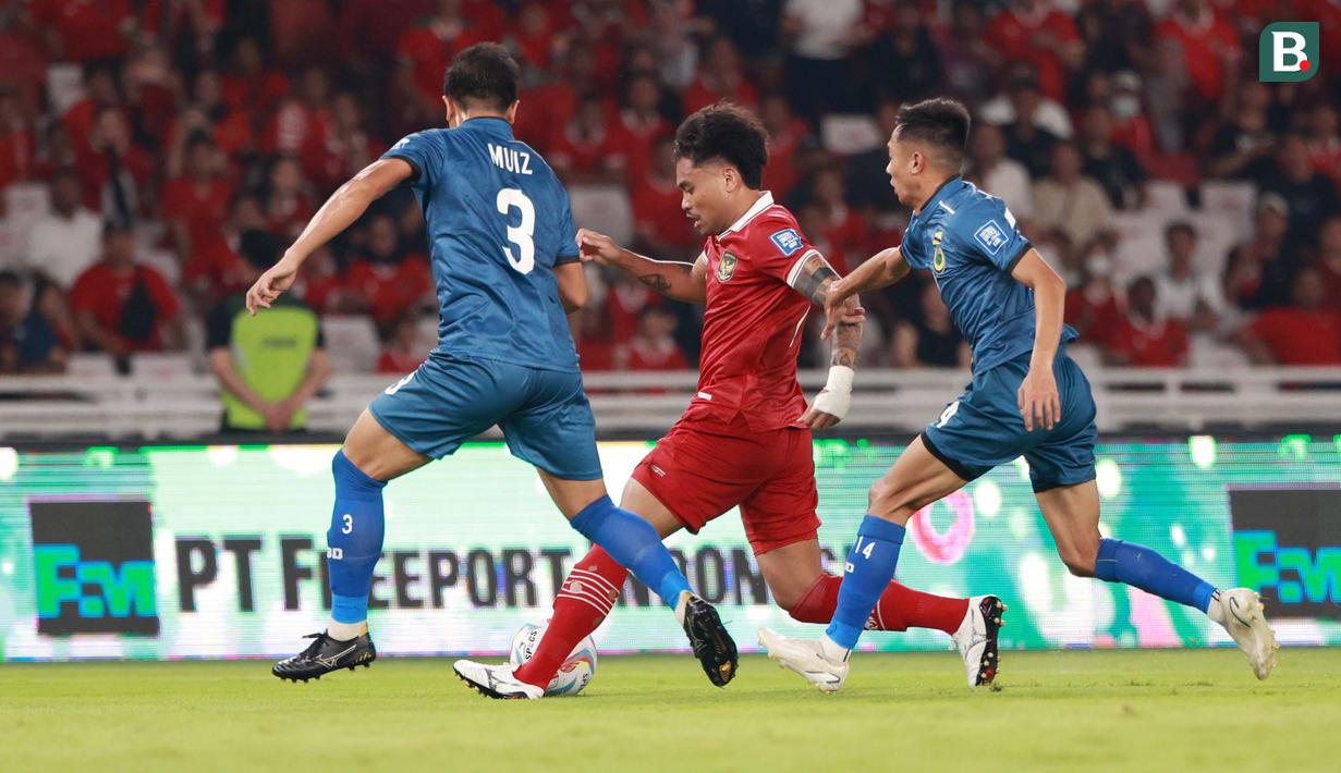 <p>Pemain Timnas Indonesia, Saddil Ramdani (tengah) berebut bola dengan dua pemain Brunei Darussalam pada laga putaran pertama Kualifikasi Piala Dunia 2026 Zona Asia di Stadion Utama Gelora Bung Karno (SUGBK), Kamis (12/10/2023) malam WIB. (Bola.com/M Iqbal Ichsan)</p>