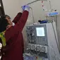 Petugas medis menyiapkan peralatan saat penyintas COVID-19 akan mendonorkan plasma konvalesennya di PMI Bekasi, Jawa Barat, Kamis (11/2/2021). Pemerintah setempat membuka layanan donasi plasma konvalesen untuk membantu kesembuhan pasien yang masih terpapar COVID-19. (Liputan6.com/Herman Zakharia)