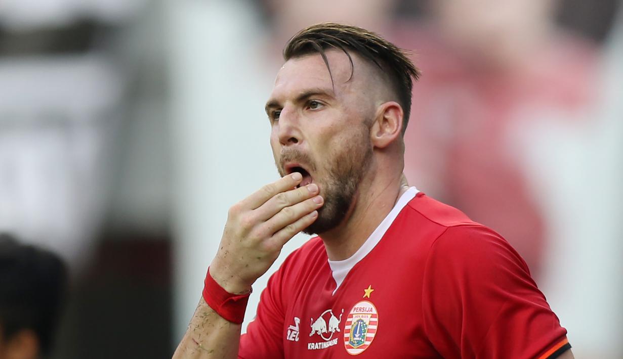 Striker Persija Jakarta, Marko Simic, tampak kecewa usai gagal membobol gawang Perseru Badak Lampung pada laga Liga 1 2019 di Stadion Patriot, Bekasi, Minggu (1/9). Persija takluk 0-1 dari Badak Lampung. (Bola.com/M Iqbal Ichsan)