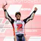 Pembalap Repsol Honda, Marc Marquez berselebrasi di atas podium setelah memenangi balapan MotoGP Jepang 2018 di Twin Ring Motegi, Minggu (21/10). Kemenangan Marquez di Jepang sekaligus membuatnya menjadi juara dunia MotoGP 2018. (Martin BUREAU / AFP)