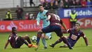 Aksi Lionel Messi melewati adangan para pemain Eibar pada lanjutan La Liga Santander di Ipurua stadium,  Eibar, (17/2/2018). Barcelona menang 2-0. (AP/Alvaro Barrientos)