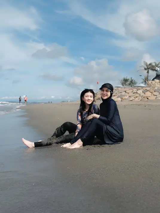 Main di pantai, Irish Bella dan putri sambungnya kenakan baju renang yang sopan dan tertutup [@_irishbella_]