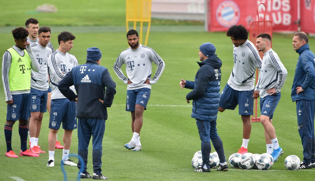 Pelatih Bayern Munchen, Hansi Flick, memberikan arahan kepada anak asuhnya saat sesi latihan, Selasa (5/4/2020). Sejumlah klub liga Jerman kembali menggelar latihan jelang bergulirnya kembali Bundesliga. (AFP/Christof Stache)