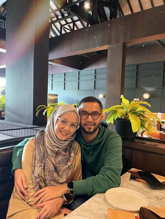 Sudah genap menjalani 7 tahun pernikahan, pasangan ini pun kerap menghabiskan momen spesial perayaan ulang tahunnya dengan mengajak keduanya buah hatinya makan bareng. Banyak yang mendoakan agar rumah tangga keduanya selalu harmonis dan langgeng.
 (Liputan6.com/IG/@vatemat)