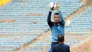 Penjaga gawang klub Persib Bandung, I Made Wirawan (menghadap lensa) berlatih menangkap bola saat berlatih bersama timnas senior Indonesia di Stadion GBK, Jakarta, (12/11/2014). (Liputan6.com/Helmi Fithriansyah)