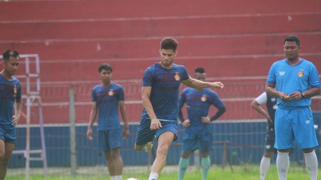 Gaspar Vega, Persik Kediri